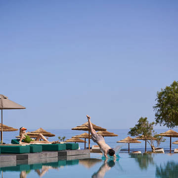 Couple enjoy the day in Kosta Alimia pool area