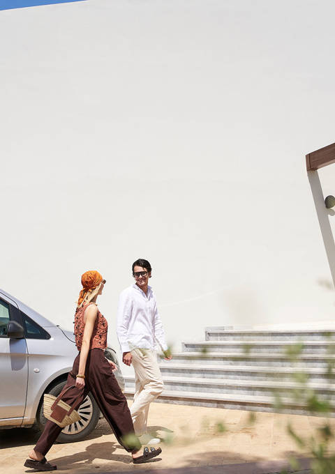 Happy couple arriving at Kosta Alimia