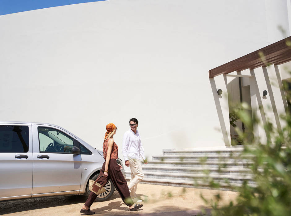 Happy couple arriving at Kosta Alimia