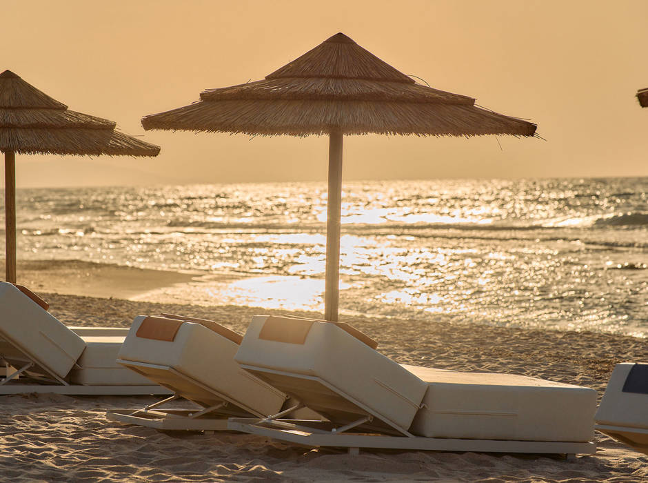 Paralos Kosta Alimia photo of the beach sunbeds, umbrellas and the sea